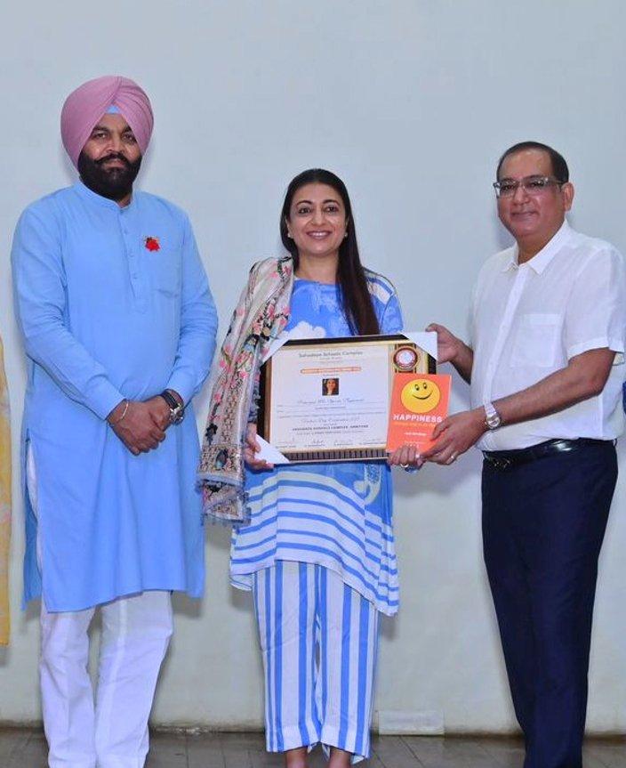 Ms. Shveta Aggarwal, Principal, receiving Best Principal award by Sahodya (2024)